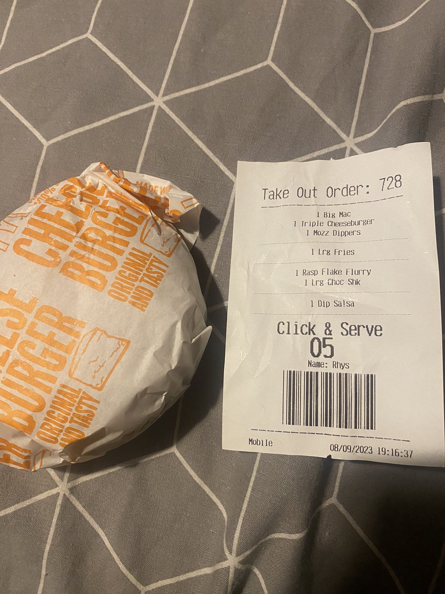ItsRedRunner's tweet image. Hey @McDonaldsUK not being funny but you’re triple cheese burgers are getting tiny! How about beefing them up a bit  🤷🏻‍♂️