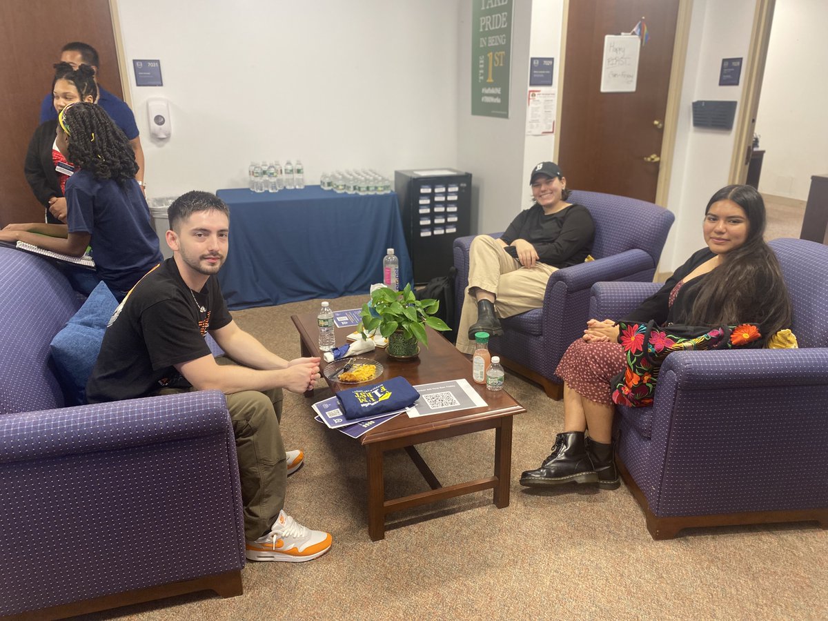 SU_FirstGenEdEq's tweet photo. We had nearly 100 people in attendance at our first First-Gen Friday of the year, including students, faculty, and staff members at Suffolk. It was wonderful to see students and campus partners in one place over comfort food to wind down the first week of classes!  👏#firstgen https://t.co/Ldc2UMUb2f