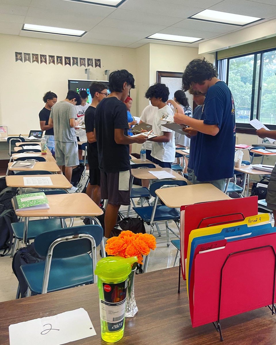 Ms_Soto_'s tweet photo. ¡Vamos a conocernos! 👋🏼 Today’s activity got students out of their seats and speaking Spanish as they got to know each other! 🇪🇸 https://t.co/WG3M9nohJW