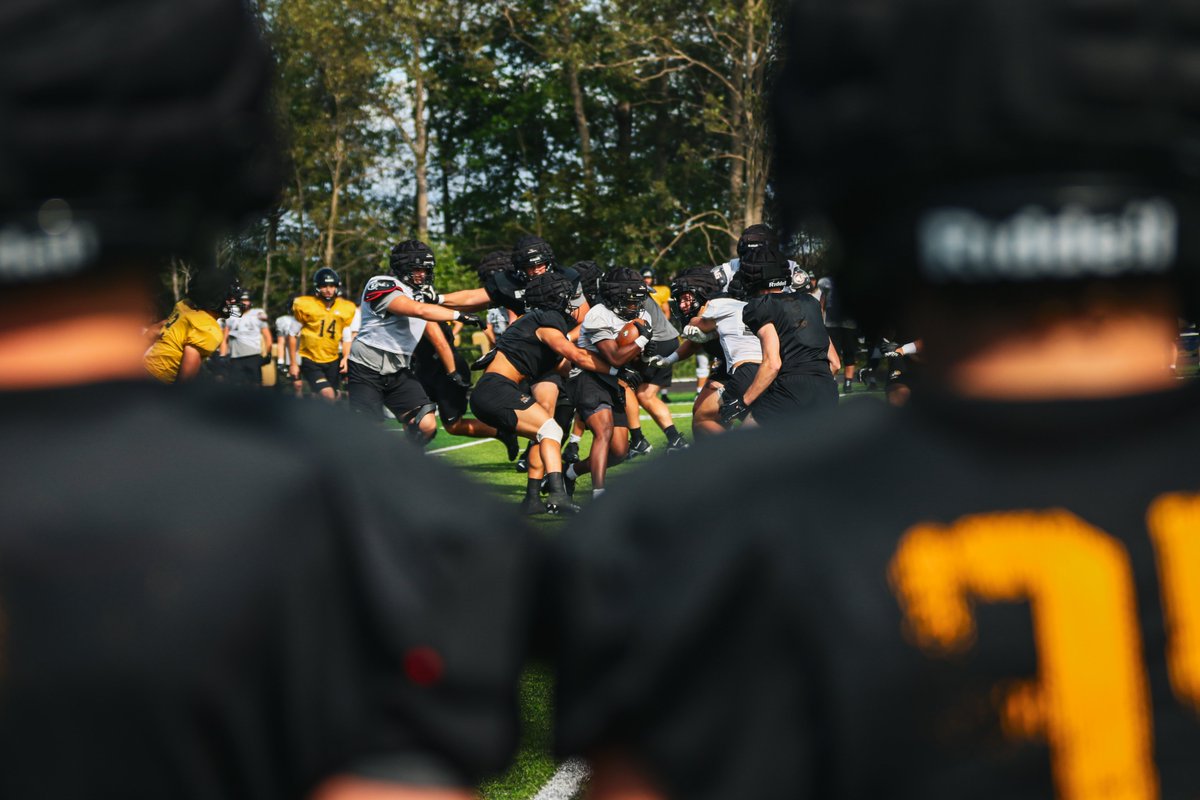 MTUFB's tweet photo. 24 hours... ⏳

#FollowTheHuskies | #CRTD https://t.co/lxpFgTVM2M