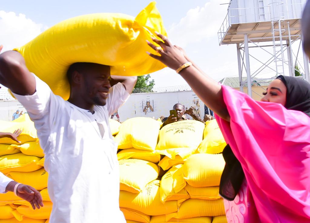 Ministan Jin Kai Da Walwala Dr Edu Betta Yayin Da Ta Ziyarci Jihar Borno Ta Raba Kayan Abinci Da Tufafi Ga Yan Gudun Hijira Dake IDP A  Bulunkutu.

Ta Kuma Jaddada Musu Shirin Gwamnatin Alhaji Asiwaju Bola Ahmed Tinubu Na Taimaka Musu Ta Fannin Rayuwar Su.