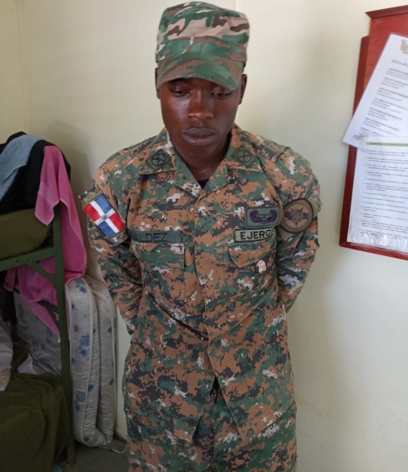 josephlunieOFF's tweet photo. Imigrasyon nan Repiblik Dominikèn🇩🇴 arete jodi 8 septanm lan, yon ayisyen 🇭🇹 ak yon inifòm lame dominiken sou li aloske li pa nan lame a. Selon @ListinDiario, sa pase "El Mango", nan pwovens San Juan. Jounal la di tou, misye pat gen okenn papye pou idantifye l sou li. #Lunie https://t.co/wbl2UVpYCS