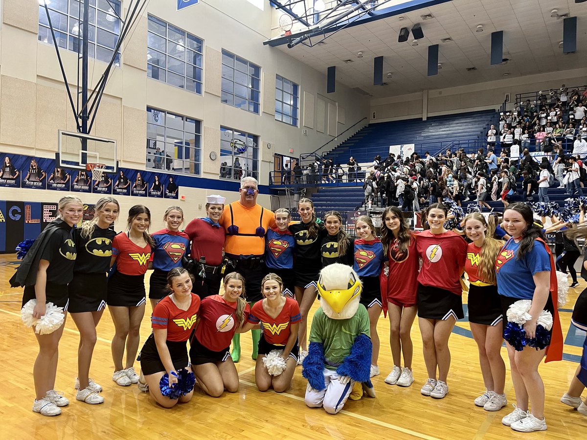 DecaturPD's tweet image. First pep rally of the year💙 Smash the Jackets!! #weAREdecatur #SchoolResourceOfficer #DPD #mermaidman #barnacleboy