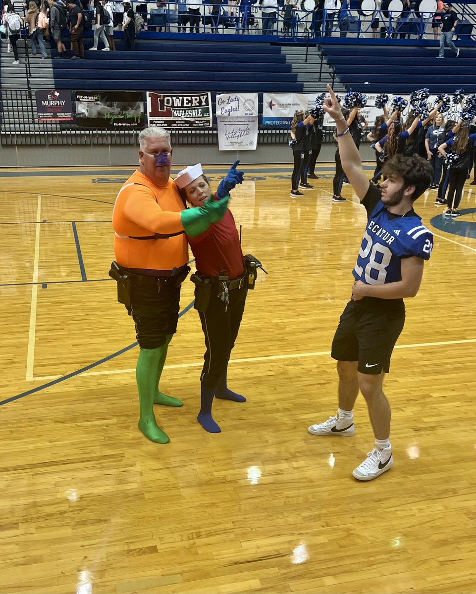 DecaturPD's tweet image. First pep rally of the year💙 Smash the Jackets!! #weAREdecatur #SchoolResourceOfficer #DPD #mermaidman #barnacleboy