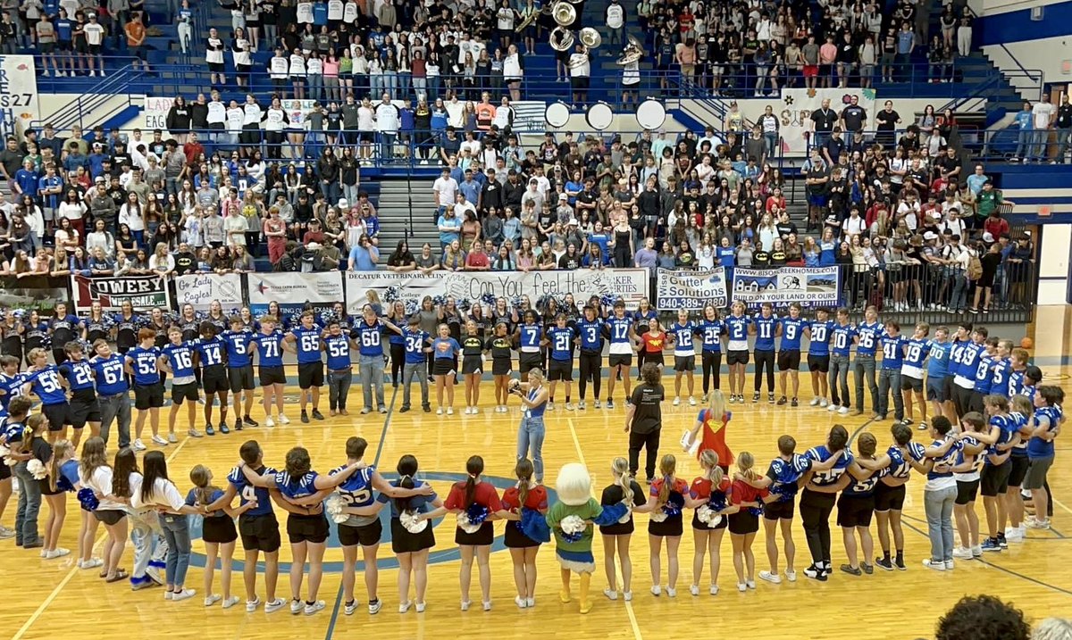 DecaturPD's tweet image. First pep rally of the year💙 Smash the Jackets!! #weAREdecatur #SchoolResourceOfficer #DPD #mermaidman #barnacleboy