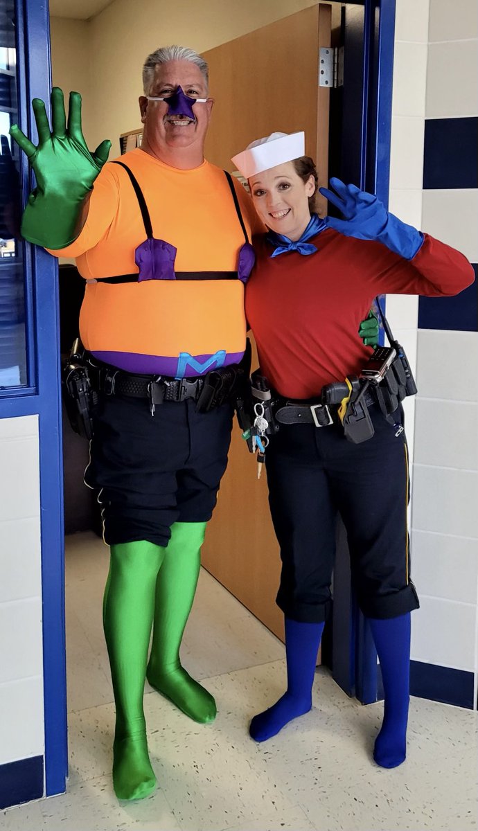DecaturPD's tweet image. First pep rally of the year💙 Smash the Jackets!! #weAREdecatur #SchoolResourceOfficer #DPD #mermaidman #barnacleboy