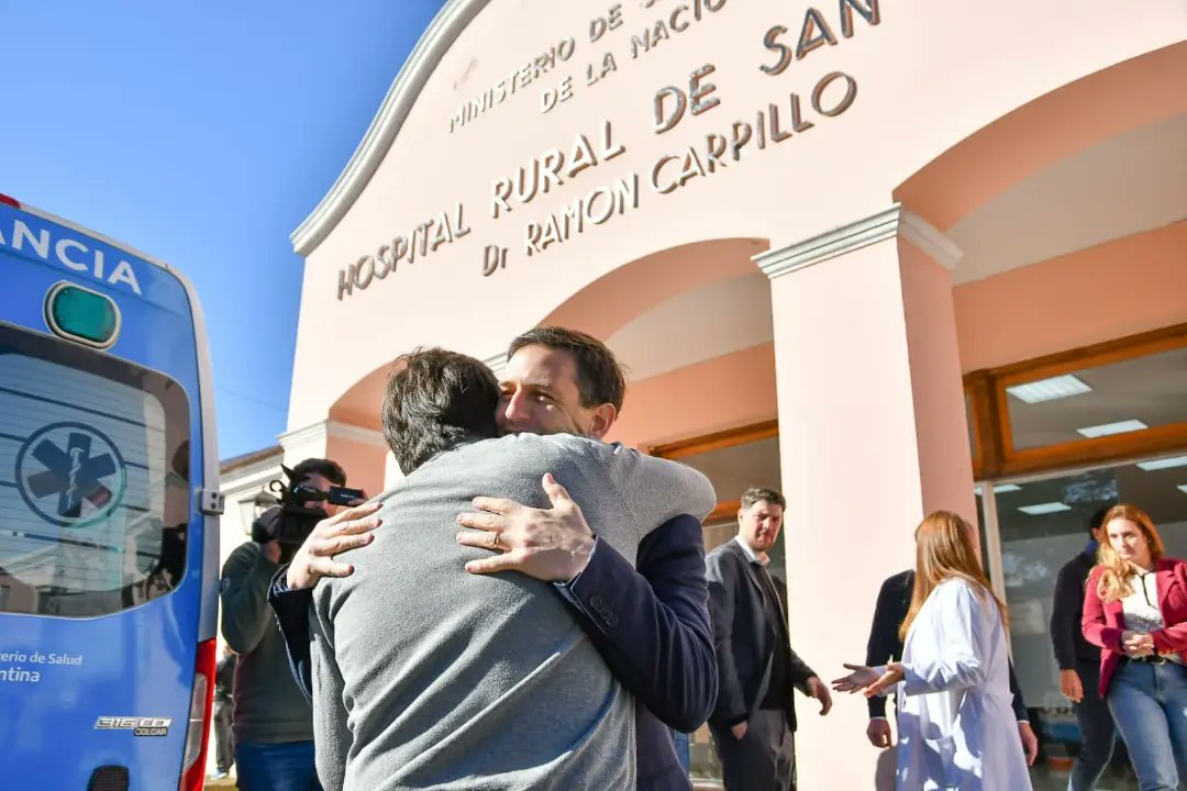 nico_mantegazza's tweet photo. 🏥 Recibimos al ministro @nkreplak de @SaludBAP para recorrer el Servicio de Maternidad de nuestro Hospital Dr. Ramón Carrillo ,donde se realizaron trabajos de pintura, ambientación y adecuación de la sala de parto, con la incorporación de nuevo mobiliario y camillas de parto.🙌🏽 https://t.co/2ook71O02p