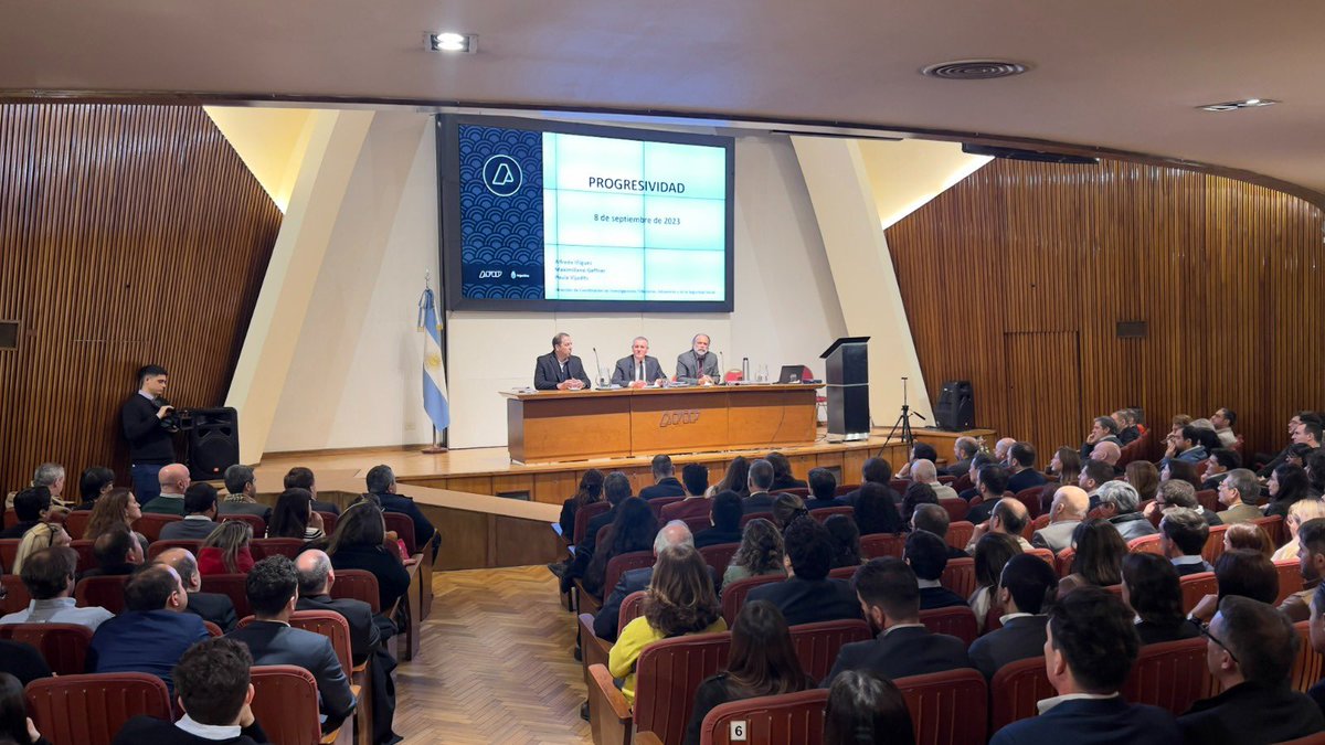 Hoy en la sede Central de AFIP el Administrador Federal <a href="/CastagnetoC/">Carlos Castagneto</a> presentó la serie de publicaciones del Plan Estratégico 2021-2025,  AEFIP estuvo presenten a través de nuestro Secretario General <a href="/PabloFloresOk/">Pablo Flores</a>