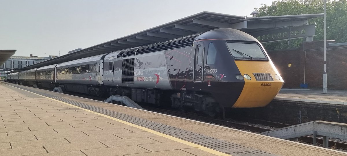 Railwaygirl2018's tweet photo. All change, all change!🚂🚃🚃

One final trip on a Cross Country HSTs?🤔

Dont mind if I do! Its the rules right?🤭

Time for this #DispatchersOfTwitter say a final farewell!👋🏻

A great short but sweet journey with them!🥰
#RailwayFamily #RailwayTwitter #Class125 #InterCity #HST https://t.co/onDJywsESx