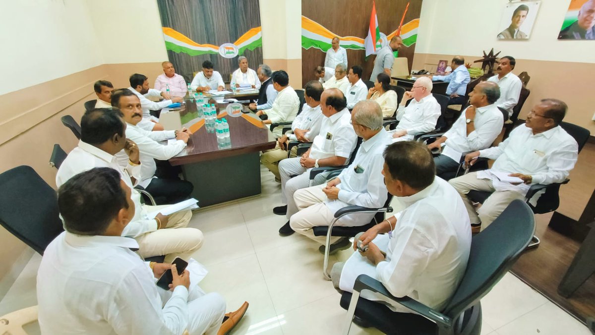 INCKarnataka's tweet photo. ವಿಧಾನ ಪರಿಷತ್ ಅಭ್ಯರ್ಥಿಗಳ ಆಯ್ಕೆ ಸಂಬಂಧ ಕೆಪಿಸಿಸಿ ಅಧ್ಯಕ್ಷರು ಹಾಗು ಡಿಸಿಎಂ @DKShivakumar ಹಾಗೂ ಸಿಎಂ @siddaramaiah ಅವರ ನೇತೃತ್ವದಲ್ಲಿ ಕೆಪಿಸಿಸಿ ಕಚೇರಿಯಲ್ಲಿ ಕಾಂಗ್ರೆಸ್ ಮುಖಂಡರು ಹಾಗು ಆಕಾಂಕ್ಷಿಗಳ ಸಭೆ ನಡೆಸಲಾಯಿತು. 
ಕಾರ್ಯಾಧ್ಯಕ್ಷರಾದ @SaleemAhmadINC, @ChandrappaBn, ಸಚಿವರಾದ @RLR_BTM, @PriyankKharge ಸೇರಿದಂತೆ ಹಲವರು ಉಪಸ್ಥಿತರಿದ್ದರು.