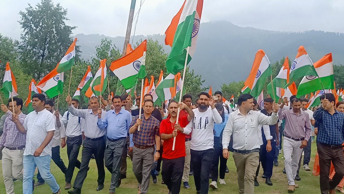 prithvi_prof's tweet photo. #MerimaatiMeraDesh 
SD Ncc cadets Govt Degree college bhaderwah in collaboration with JK Police took out rally as a part of "Meri Maati Mera Desh"payung a tribute to those who have made supreme sacrifice for the nation
@HQ_DG_NCC 
@NCCDteJKL 
@gdcbhaderwah https://t.co/eyqjW9fpvC