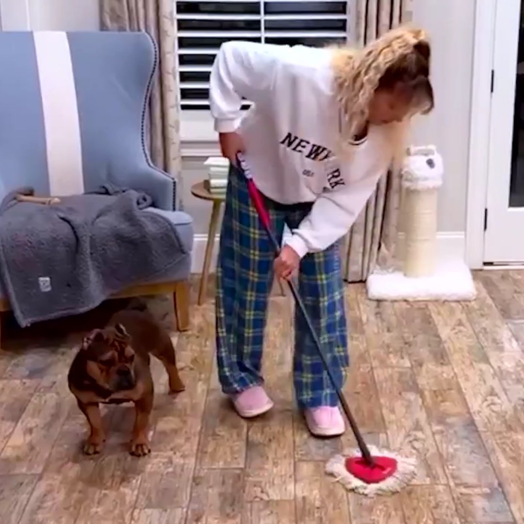 millstwts's tweet image. Nunca na minha vida eu ia imaginar que veria a Millie Bobby Brown, uma das maiores atrizes de Hollywood, com um rodo na mão! Emfim né, gente como a gente! 
#milliebobbybrowm