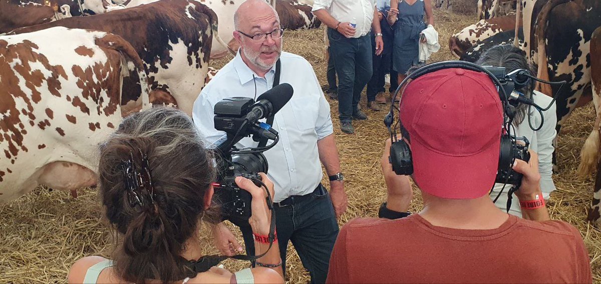 StTRAVERT's tweet photo. Ce matin,inauguration de la #FoireDeLessay, rencontres avec les éleveurs, les artisans et le public nombreux car la foule est déjà au rendez-vous. Beau temps et chaleur sont annoncés tout le week-end, la foire #SainteCroix est déjà réussie...#agriculture #elevage #gastronomie https://t.co/pBGehGarKj