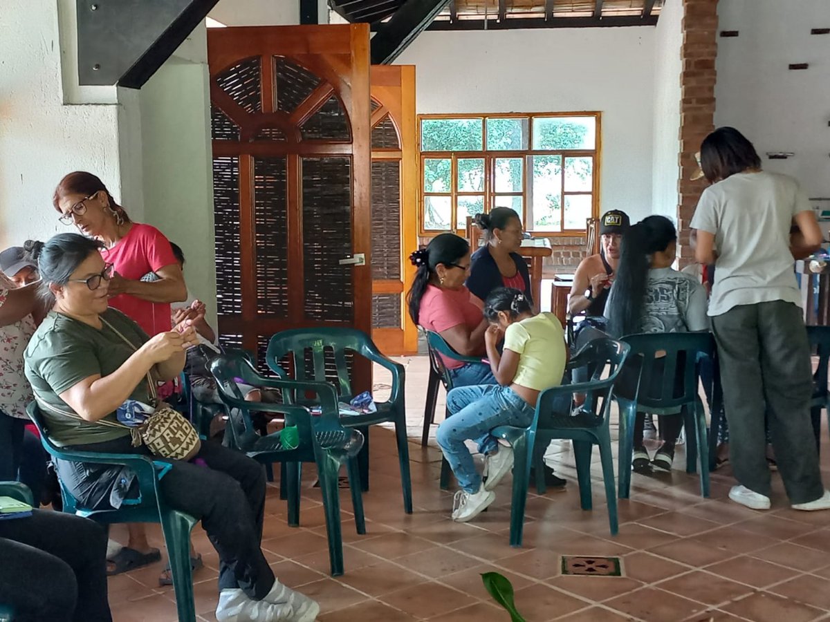 FondoONUCol's tweet photo. Como parte del proyecto #CuidadosParaLaPaz 25 mujeres firmantes de paz y 15 niños y niñas,se reunieron durante 2 días para vivir una experiencia de sanación desde lo femenino. Ejercicios de escucha, juntanza y conversación sobre autocuidado han sido parte esencial del encuentro. https://t.co/JZZ1reNMtW
