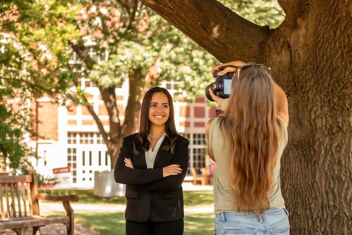 OUPriceCollege's tweet photo. 𝗖𝗮𝗿𝗲𝗲𝗿 𝗙𝗮𝗶𝗿 𝗽𝗿𝗲𝗽 ✅

Price College Business Week kicked off on Thursday with pop-ups, sponsored by @ATT, as we get our students ready for the Sooner Showcase Job &amp; Internship Fair! 

#PurposeOfPrice | @gethiredsooner https://t.co/76Jat3bUCA