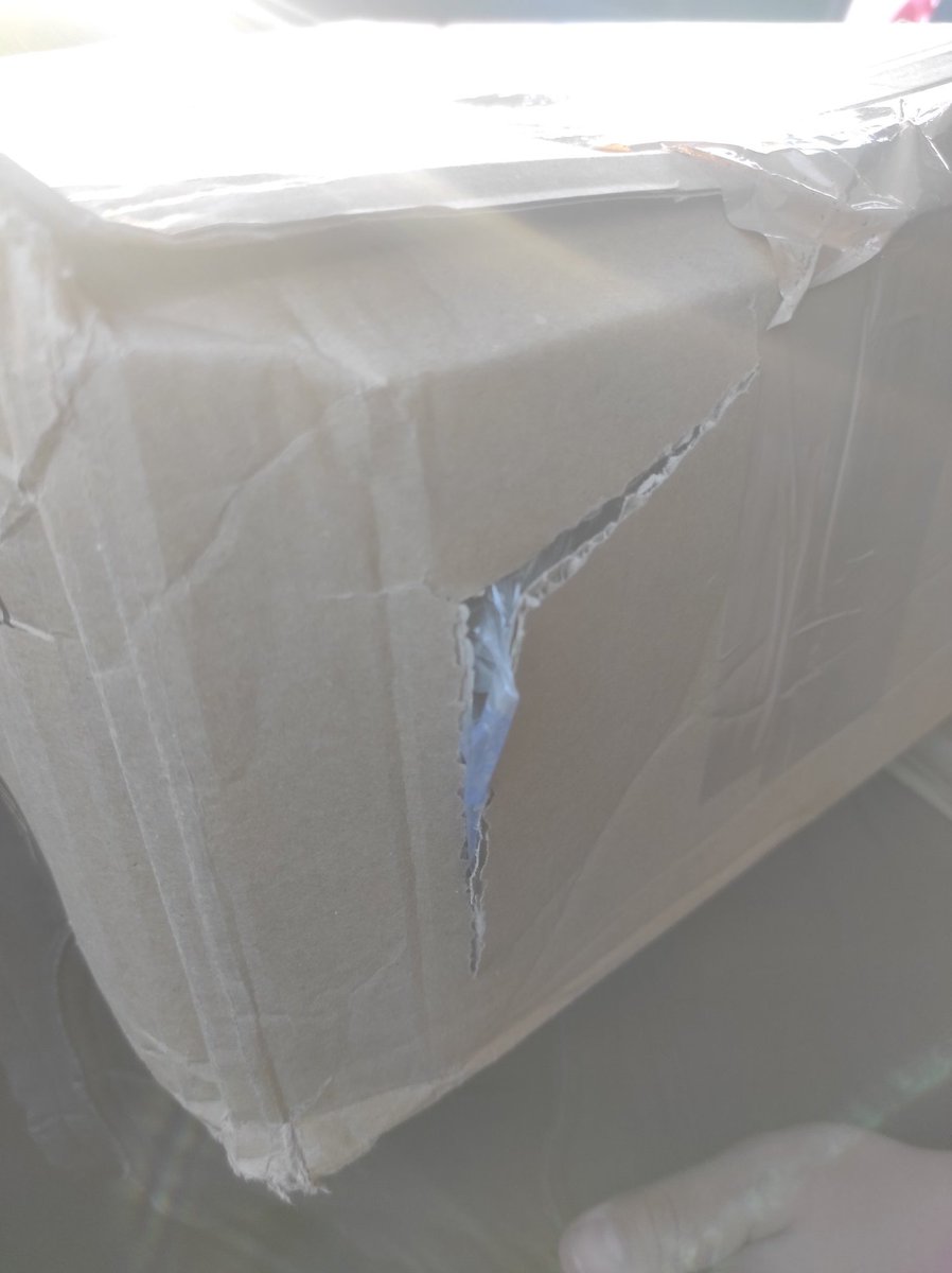 DerKalleHD's tweet photo. Hey @Galaxus das passiert wenn man Pakete in Deutschland mit @UPS_DE statt @DHLPaket schickt! https://t.co/q3yFYjhabO
