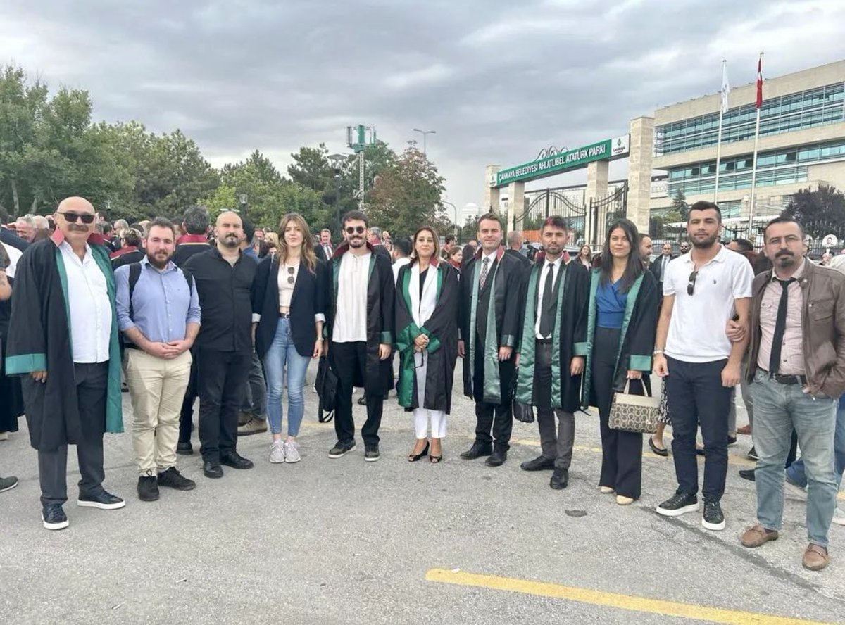 Avukat Hakları Grubu olarak Anayasa Mahkemesi önünde Av. Can Atalay için gerçekleştirilen dayanışma çağrısına katıldık.

Tutuklu meslektaşımızın Anayasa Mahkemesi’nin emsal içtihatlarına uygun olarak hak ihlali başvurusunun bir an evvel sonuçlandırılması gerektiğini bir kez daha