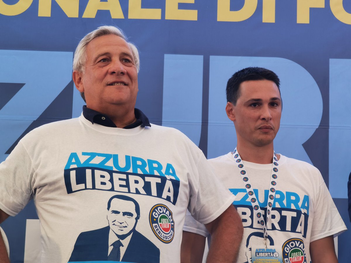 Antonio_Tajani's tweet photo. A #Gaeta per la Festa Nazionale dei Giovani di @forza_italia. Guardiamo al Futuro, con i nostri ragazzi, nel ricordo del Presidente Berlusconi. Grazie per il vostro entusiasmo! https://t.co/rZuXYvIQlj