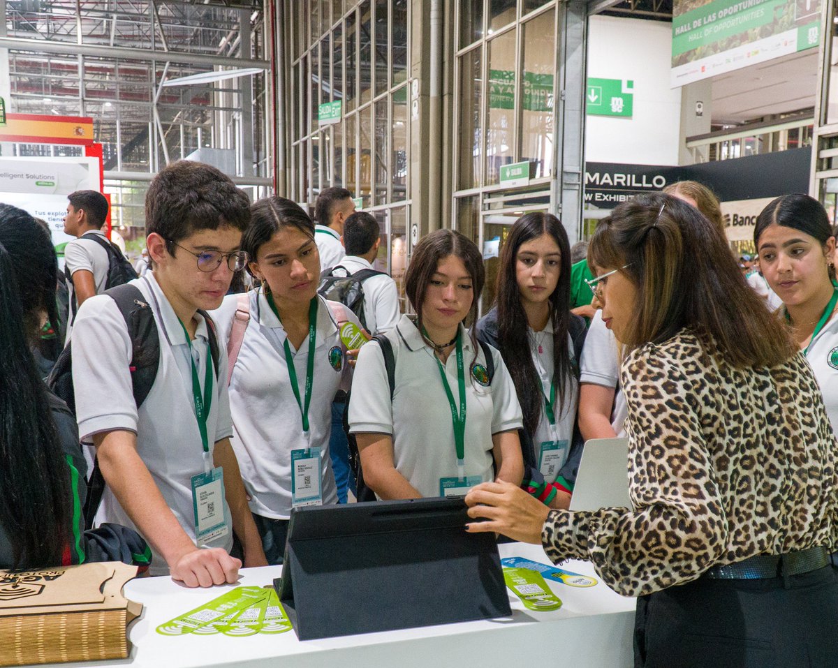 Agroprototipos's tweet photo. 🚀☕️🌱 ¡Así avanza otro emocionante día en #expoagrofuturo2023 junto a los participantes del evento. La agricultura del futuro está tomando forma y creciendo constantemente! 🚀☕️🌱 #corferias https://t.co/D5cNfKNIYd