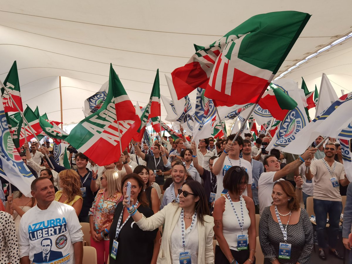 Antonio_Tajani's tweet photo. A #Gaeta per la Festa Nazionale dei Giovani di @forza_italia. Guardiamo al Futuro, con i nostri ragazzi, nel ricordo del Presidente Berlusconi. Grazie per il vostro entusiasmo! https://t.co/rZuXYvIQlj