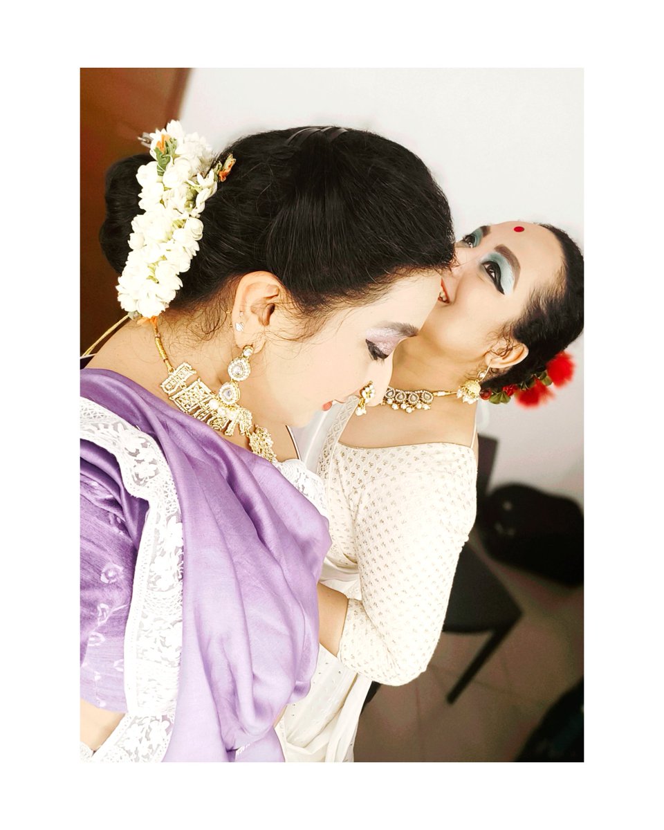 shomakaikiniS's tweet photo. Off stage and backstage ~ Ashwini Kaikini &amp; I 💞 #SistersAreTheBest 
#Kathak https://t.co/O2zQw5SNT3