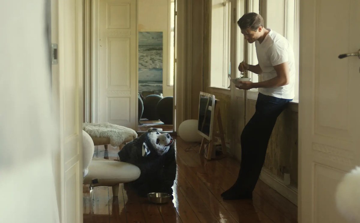 levmauc's tweet photo. Más imágenes de la escabrosa película GOOD BOY: un heredero millonario encuentra en una app de citas a una joven estudiante y empieza a quedar con ella, hablándole mucho de su perro. ¿El problema? Ese perro es una persona disfrazada, aparentemente secuestrada. https://t.co/2eCy6m8B4C