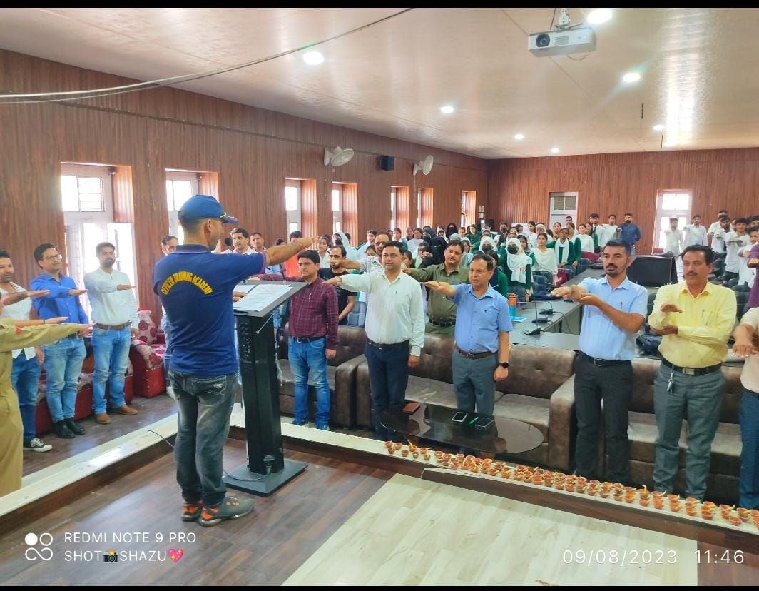prithvi_prof's tweet photo. #MeriMaatiMeraDesh 
Paying a tribute to Freedom fighters SD NCC unit Govt Degree College Bhaderwah , 2JK(i)Coy NCC bhaderwah 
@HQ_DG_NCC 
@HQ_DG_NCC 
@NCCDteJKL https://t.co/JSZ94a44cq