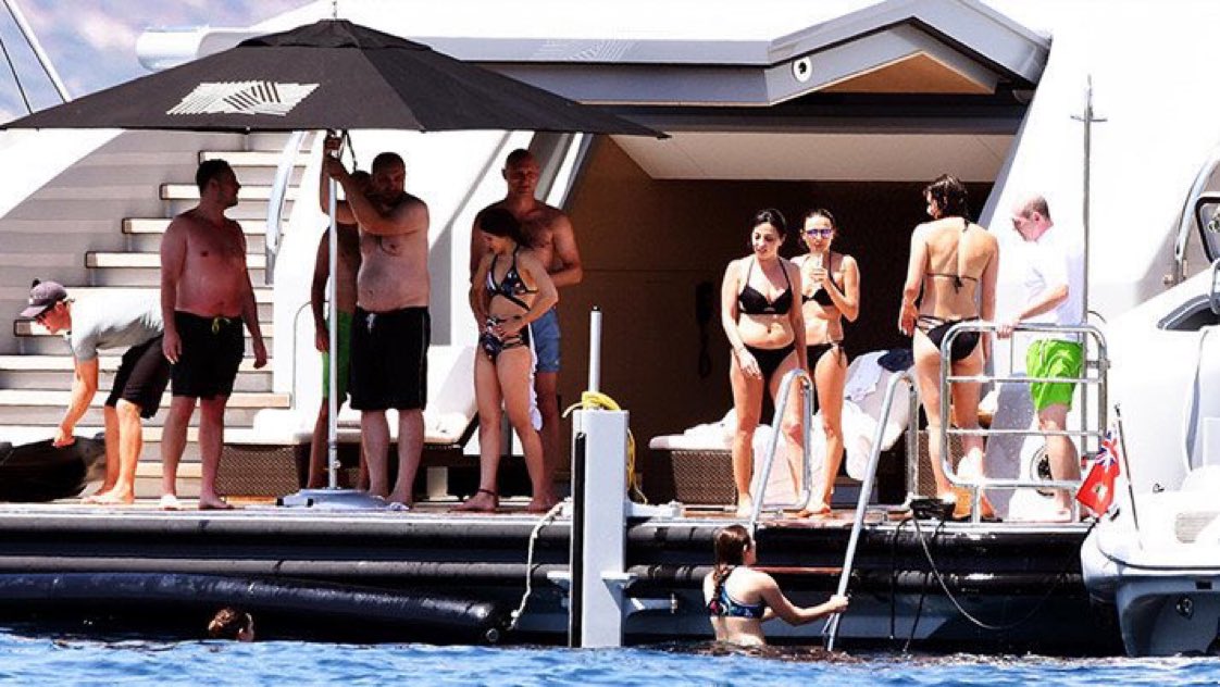 Ülkelerini #Şeriat ile yönetip Türkiye'miz de "Laikliğin" tadını çıkaran suudi kraliyet ailesi..