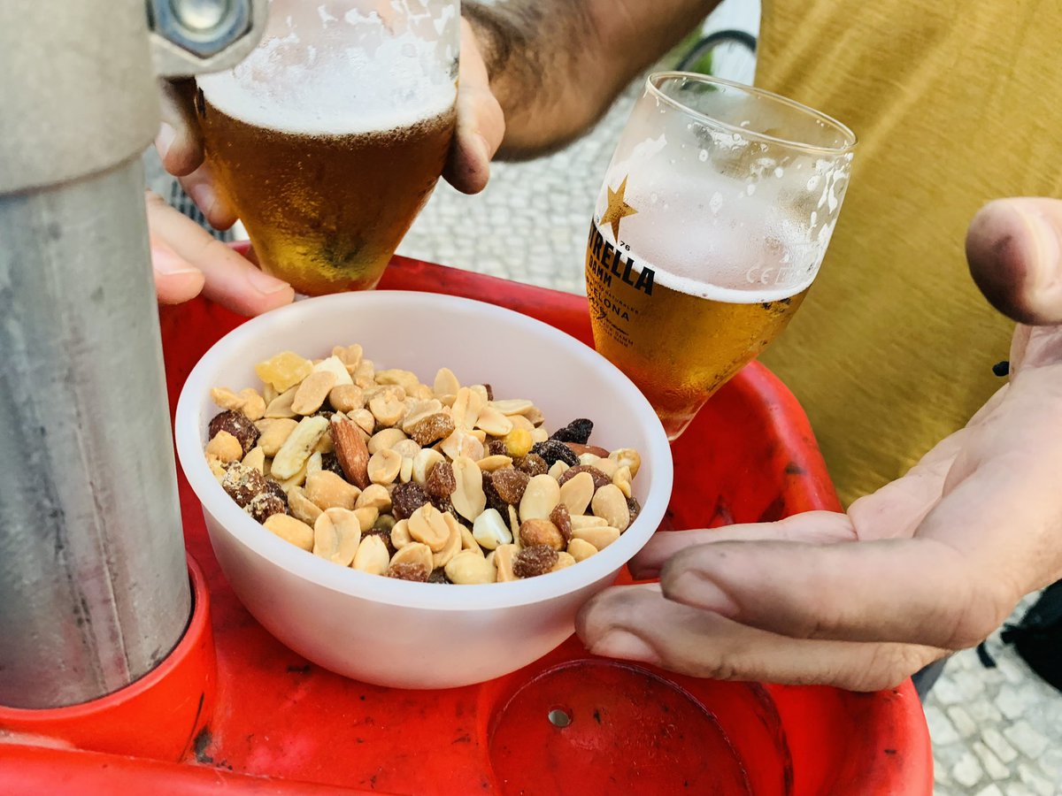 Ontem voltámos à “nossa” travessa para mais uma sessão da cicloficina! Entre arranjos e conversas houve celebração 🥜🍻🙂 #Lisboa #Alcântara #Ajuda #Belém