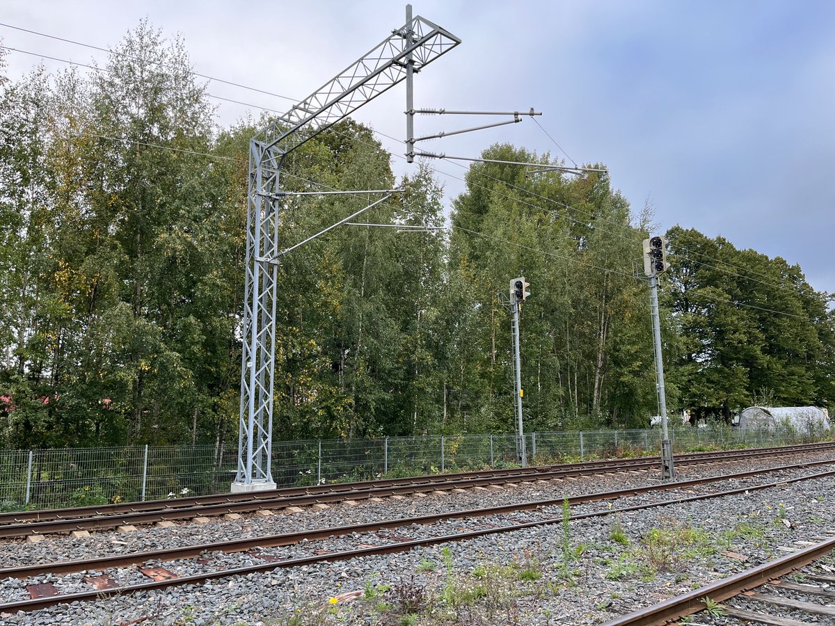 Hyvinkää-Hanko-radan kaikki sähköratapylväät ovat nyt pystyssä, myös mm. kuvan mukaiset tasoristeysten ajojohtimien nostolaitteiden erikoispylväät ja yksityisraiteiden rajoille tulevat pylväät. Ja jännite on jo päällä Karjaalta Hankoon! Kuvat 8.9.2023.