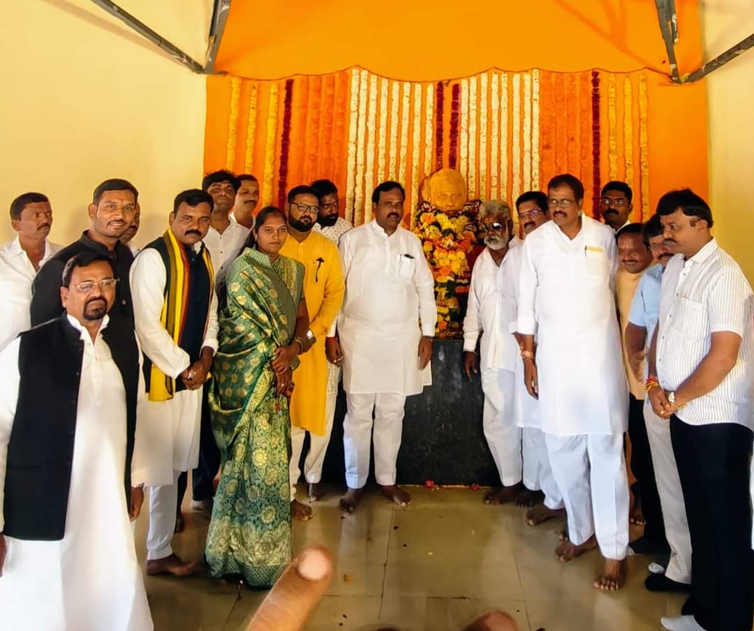 aakashkambale's tweet photo. #पुरंदर📍
नरवीर उमाजीराजे नाईक यांची जयंती मोठ्या उत्साहात साजरी झाली. शासकीय स्तरावर जयंती साजरी करण्याचा निर्णय आपल्या सरकारने घेतला. या सोहळ्यासाठी पुणे जिल्हा भाजपा अध्यक्ष मा.वासुदेव नाना काळे व मा.खासदार अमरजी साबळे  हे प्रामुख्याने उपस्थित होते
@VasudeoKale 
@sable_amar https://t.co/Yjp3Cj1cpY