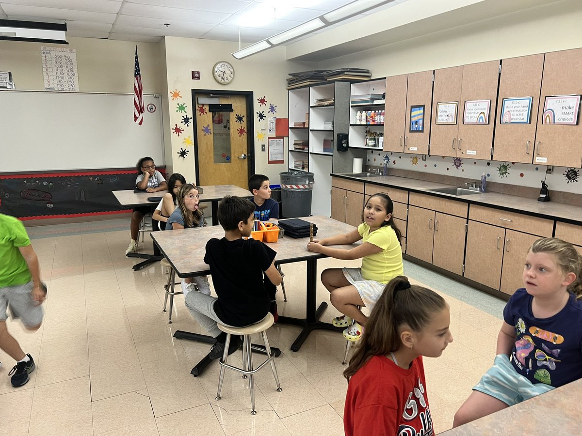 ferronesartroom's tweet image. Sharing our favorite colors and reasons why in the Art room @HowellMemorial 🧡 #restorativepractices #elementaryart #Tennesseevolunteers