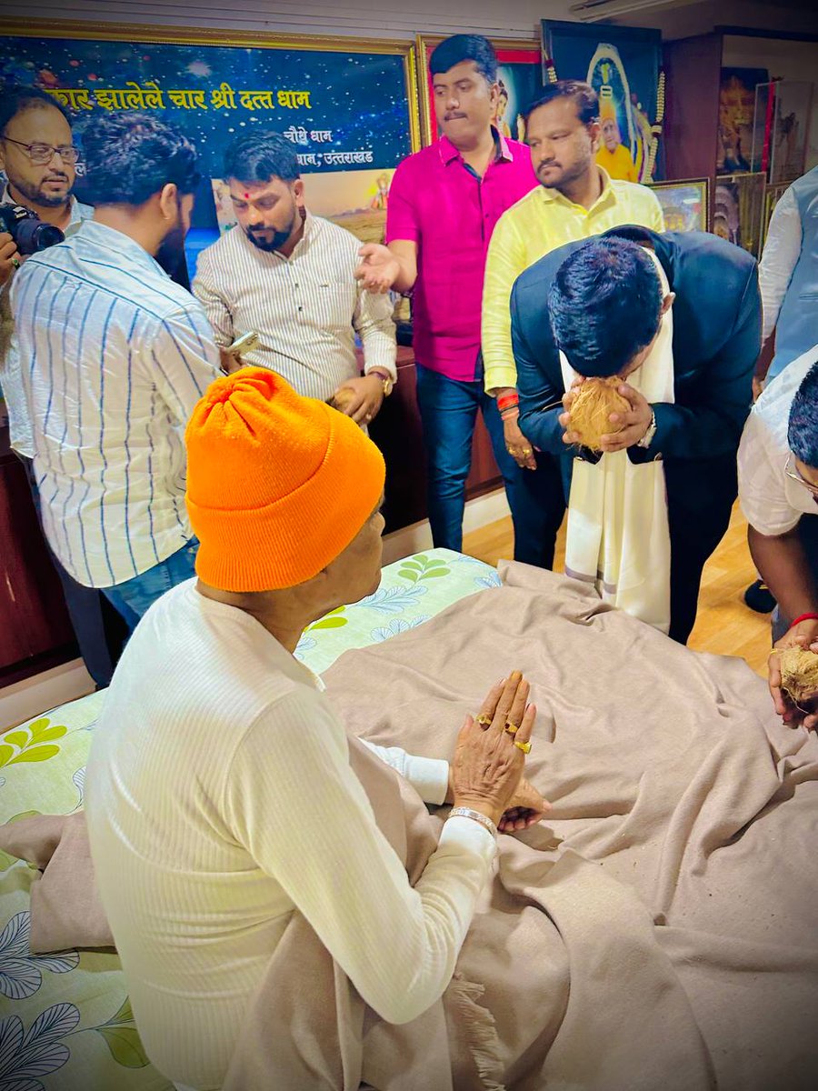 aakashkambale's tweet photo. #नारायणपूर📍
काल माझ्या वाढदिवसाचे औचित्य साधून नारायणपूर येथे दत्तमहाराजांचे दर्शन घेतले.यावेळी पुणे भाजपा जिल्हाध्यक्ष मा. वासुदेव नाना काळे, मा.खासदार अमरजी साबळे, माळेगाव मा.चेअरमन रंजनकाका तावरे व भाजपा पदाधिकारी उपस्थित होते.
@VasudeoKale @sable_amar @BJP4Maharashtra https://t.co/tu4mX00Iv4