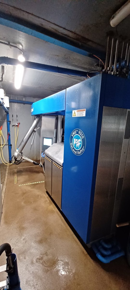 Simon_de_Haan's tweet photo. Ondertussen de robots van @westermei eindelijk voorzien van het #V310 #RePro uiterlijk 👌👌💙💙 https://t.co/T4AU6wRopV