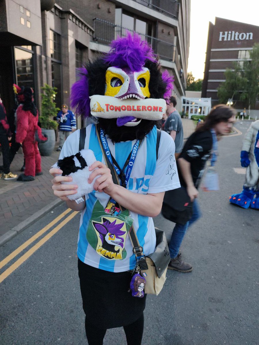 MetalGearHazumu's tweet photo. @Pineappl3_Tiger @AshTheHellHxund @Noha_Kitsune @CyndroStarFire @Gumdrop_Dragon @Beautyofthebass I bought an Argentina shirt from @LeoTheFox7 signed by Juan Sebastiรกn Verรณn and a Towoblerone a plushie floppy disk.
We found each other when I was going to the fursuit lounge and we hanged out a bit.
#ConFuzzled #ConFuzzled2023 #CFz2023 #CFz23 #RaptorMask #Furry #FursuitFriday https://t.co/TMXR0Nm4KC