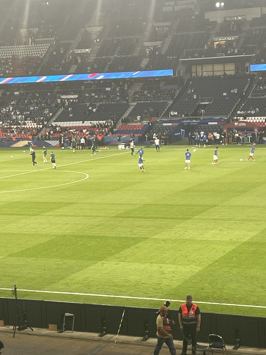Patrickhagard's tweet photo. Bonsoir madame la ministre, @AOC1978 et félicitations à l’équipe de France @PhilippeDiallo pour sa belle victoire contre l’Irlande. J’assistais au match et quelle fut ma surprise de voir plusieurs milliers de places vides !!!!! #FFF #Football @lequipe https://t.co/4X8ADoBYMd
