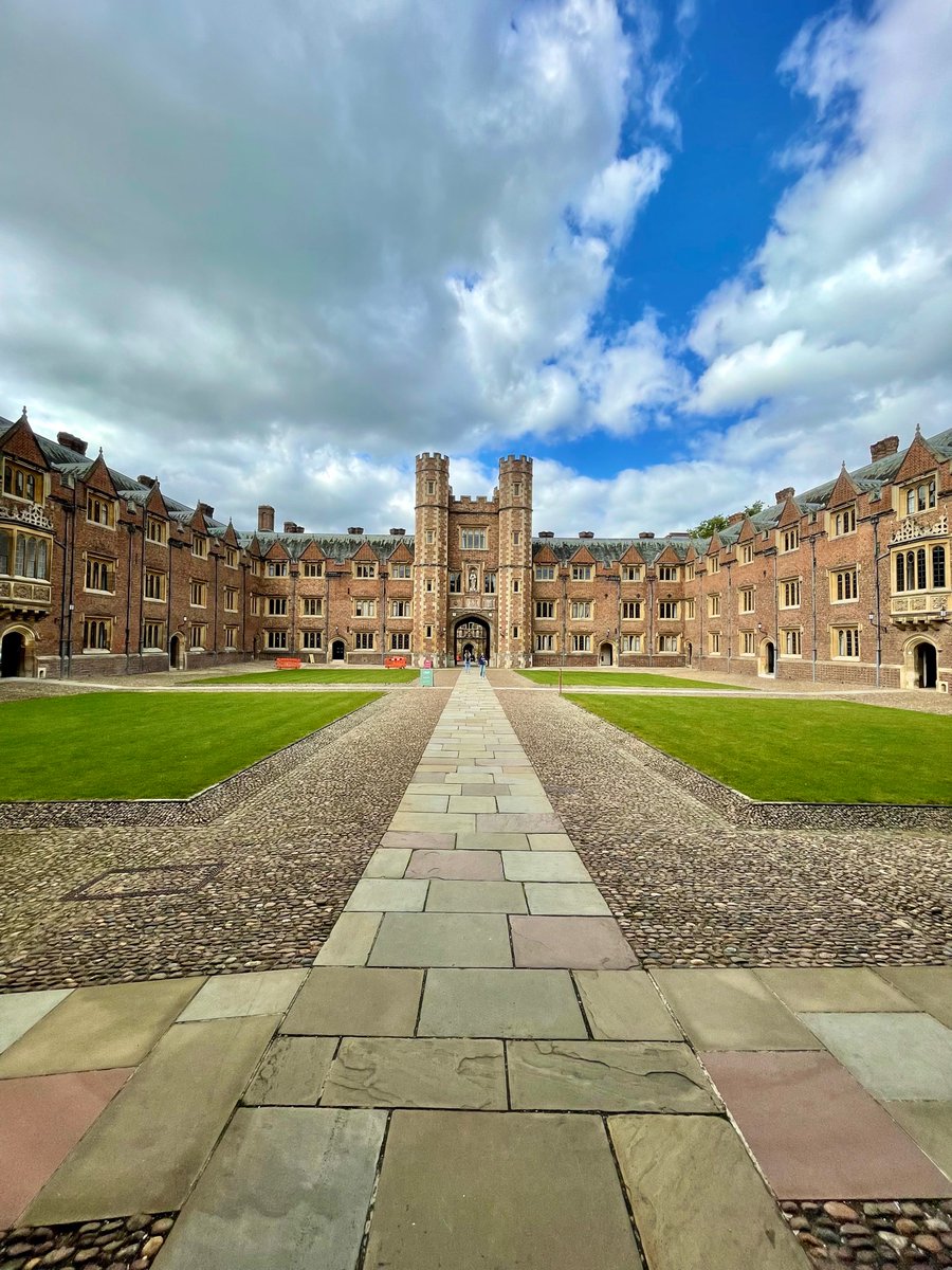 St John's College. #cambridge #cambridgeshire #stjohnscollege #college #cambridgeuniversity #england #visitengland #englishheritage #history #uk #travelphotography #photography #photosofbritain #lovegreatbritain #beautifuldestinations #europetravel #followbackfriday