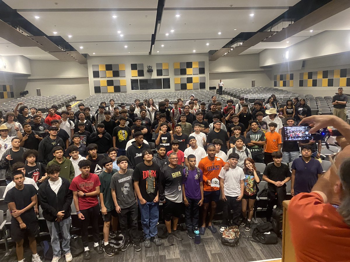 SaEdisonFB's tweet photo. UTSA in the House. Frank Harris (Birds up) (Triangle of Toughness) QB. Thank you for the inspirational words and shared experiences.  The Golden Bears appreciate your Words of Wisdom. https://t.co/3Asl8ZiPbG