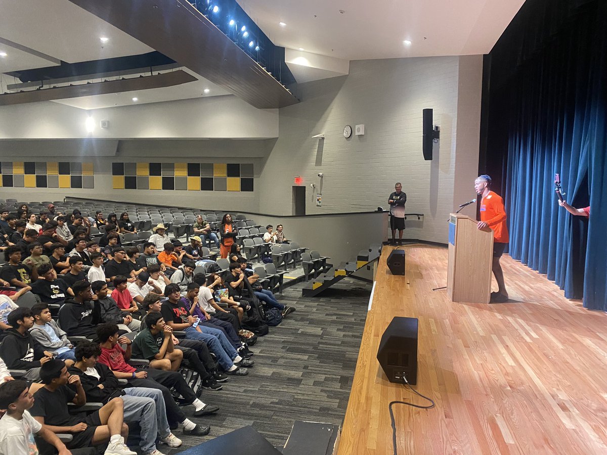 SaEdisonFB's tweet photo. UTSA in the House. Frank Harris (Birds up) (Triangle of Toughness) QB. Thank you for the inspirational words and shared experiences.  The Golden Bears appreciate your Words of Wisdom. https://t.co/3Asl8ZiPbG