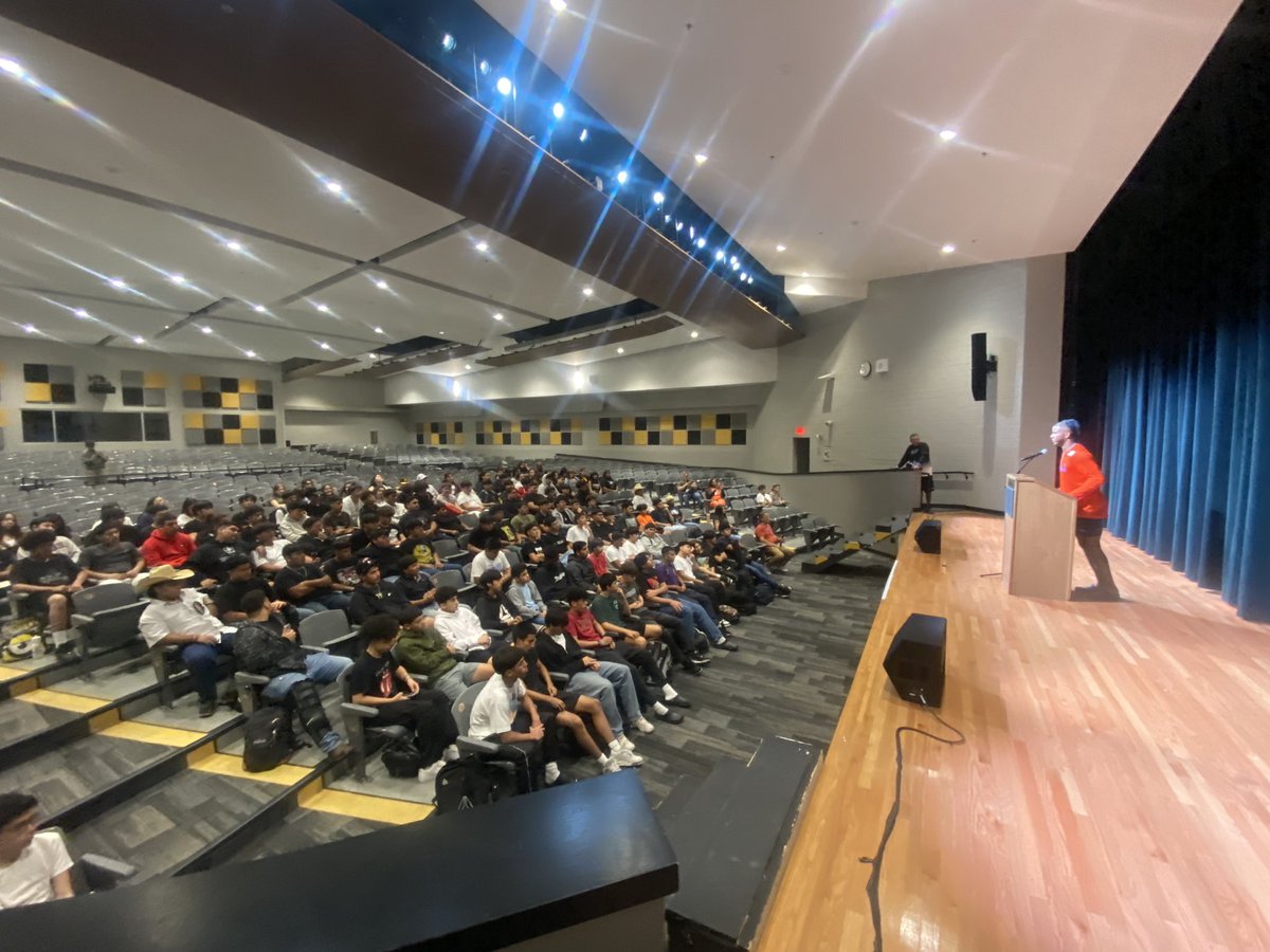 SaEdisonFB's tweet photo. UTSA in the House. Frank Harris (Birds up) (Triangle of Toughness) QB. Thank you for the inspirational words and shared experiences.  The Golden Bears appreciate your Words of Wisdom. https://t.co/3Asl8ZiPbG