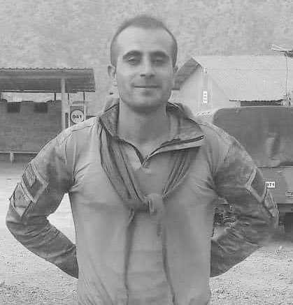 Sayın Devlet büyükleri;
Pençe Kilit harekatında görev yaparken Kalp krızi geçirerek hayatını kaybeden Uzman Çavuş Yunus Özbek ŞEHİT sayılmamış vefat gösterilmiştir.
O kahraman kuzey ırak sınırında Şerefli Tsk’lerinin üniforması üzerinde görevini icra ederken kalp krızi geçirdi