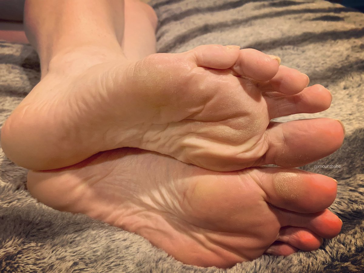 Quick – what are the first 3 words that come to your mind? 💭
.
.
.
#wrinklysoles #bigfeet #feettwitter