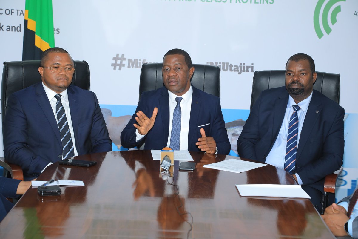 UvuviNa's tweet photo. Benki ya CRDB kwa kushirikiana na Mfuko wa kimataifa wa kuhifadhi mazingira (GCF) kutoa kiasi cha Dola milioni 50 zitakazotumika katika utekelezaji wa program ya BBT inayolenga kuwasaidia wajasiriamali vijana na wanawake mara baada ya kumaliza mafunzo kwa vitendo.. https://t.co/UQHczCEOWz