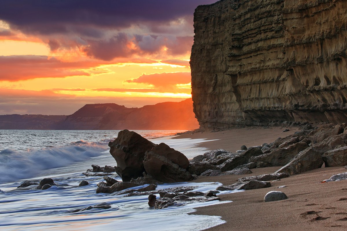Sunset over Burton Bradstock, Dorset.
I'll be at the Sturminster Newton Cheese Festival this weekend selling wall art, prints, calendars and greeting cards in the craft marquee. Weather looks amazing so come say hello if you're going. 😀
#landscapephotography #Dorset #shopsmall