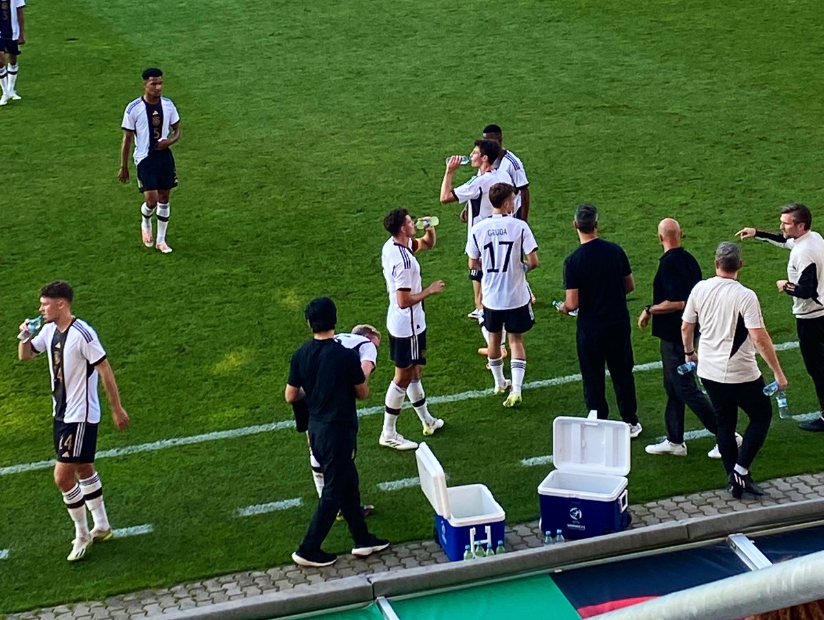 marieschubo's tweet photo. Learnings aus dem ersten Viertel der #DFB-#U21-Partie (Wasserpause):
◼️#Gechter auf RV unsicher, wird oft von Ukraines No 11 #Voloshyn (Dynamo Kiew) überspielt
◼️#KleineBekel als IV Fels in der Brandung
◼️Wenn 🇩🇪 gut angreift, dann links über Nene Brown, #Knauff, #Moukoko
◼️#Röhl hilft hinten viel aus