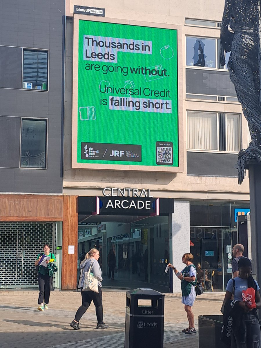 Hot day in #leeds today talking to the public about 
@TrussellTrust  #guaranteeouressentials campaign with the help of our volunteers 💚