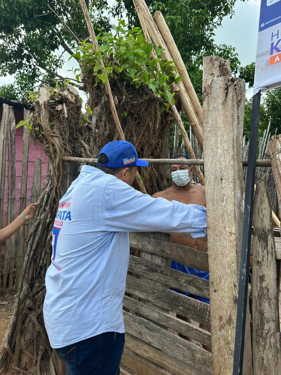 JulioHoyosz's tweet photo. Recorremos los barrios de Montería con entusiasmo y esperanza llevando las propuestas de nuestra campaña. Queremos fomentar la educación y el espíritu emprendedor en nuestra comunidad, brindando oportunidades de crecimiento y desarrollo. #CR7 #MonteriaEducaYEmprende https://t.co/gPRTWcFKFy