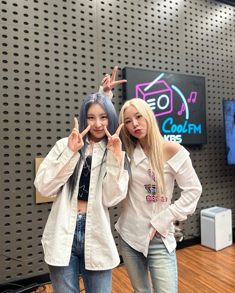 InnieMooVN_WI's tweet photo. [📷] 230908 volumeup_891 IG

 Mặc đồ cặp
 #WHEIN #Chaeyeon 🩵💟
Cổ vũ cho màn duet của WheeChae😆💘 

#WHEEIN #휘인 #フィイン #丁輝人 @THEL1VE_LABEL #마마무 #Mamamoo https://t.co/UyvBpZhPyR