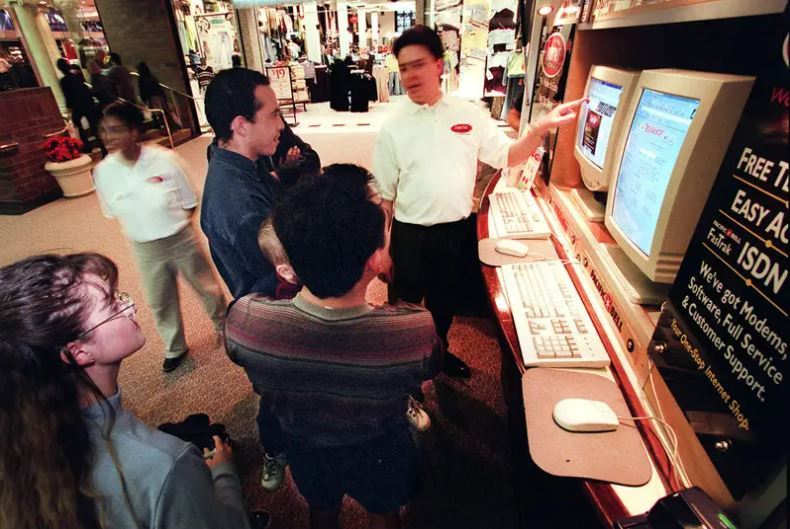 Who remembers when the internet first became a "thing" and people had to be taught how to use it? 📶 🖥️ Here are some lovely shoppers being shown the wonders of the interwebs #FlashbackFriday 🙂