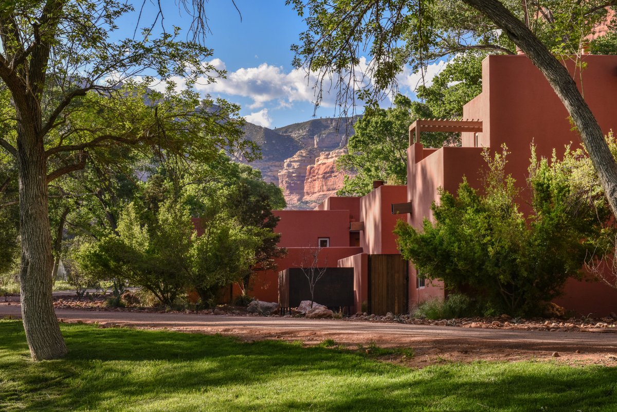 Nestled within Boynton Canyon's striking natural landscape of towering buttes, desert greenery and signature red rocks, the canyon sets the stage for your Mii amo experience. 🏜🌟

Return to a Natural State @Mii_amo_spa